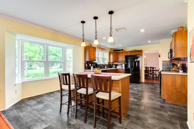 700 Sally Lake Road, Angleton, TX 77515