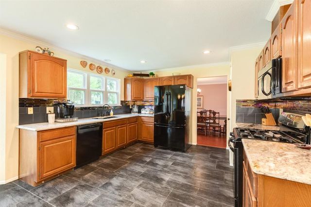 700 Sally Lake Road, Angleton, TX 77515