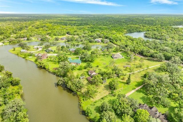 700 Sally Lake Road, Angleton, TX 77515