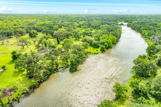700 Sally Lake Road, Angleton, TX 77515