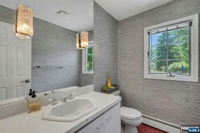 44 W Midland Avenue, Paramus, NJ 07652