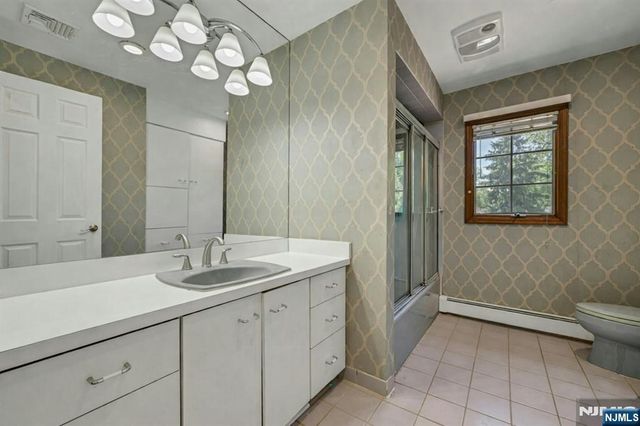 44 W Midland Avenue, Paramus, NJ 07652