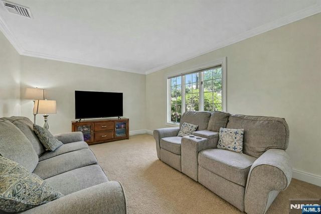 44 W Midland Avenue, Paramus, NJ 07652