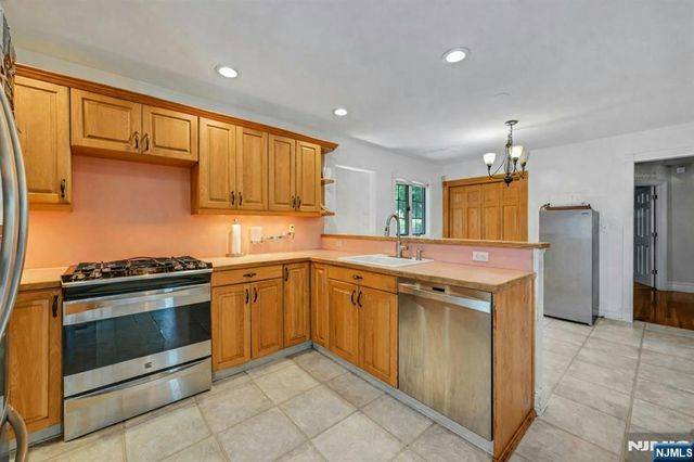 44 W Midland Avenue, Paramus, NJ 07652