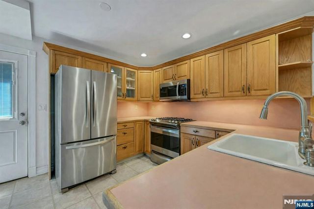 44 W Midland Avenue, Paramus, NJ 07652