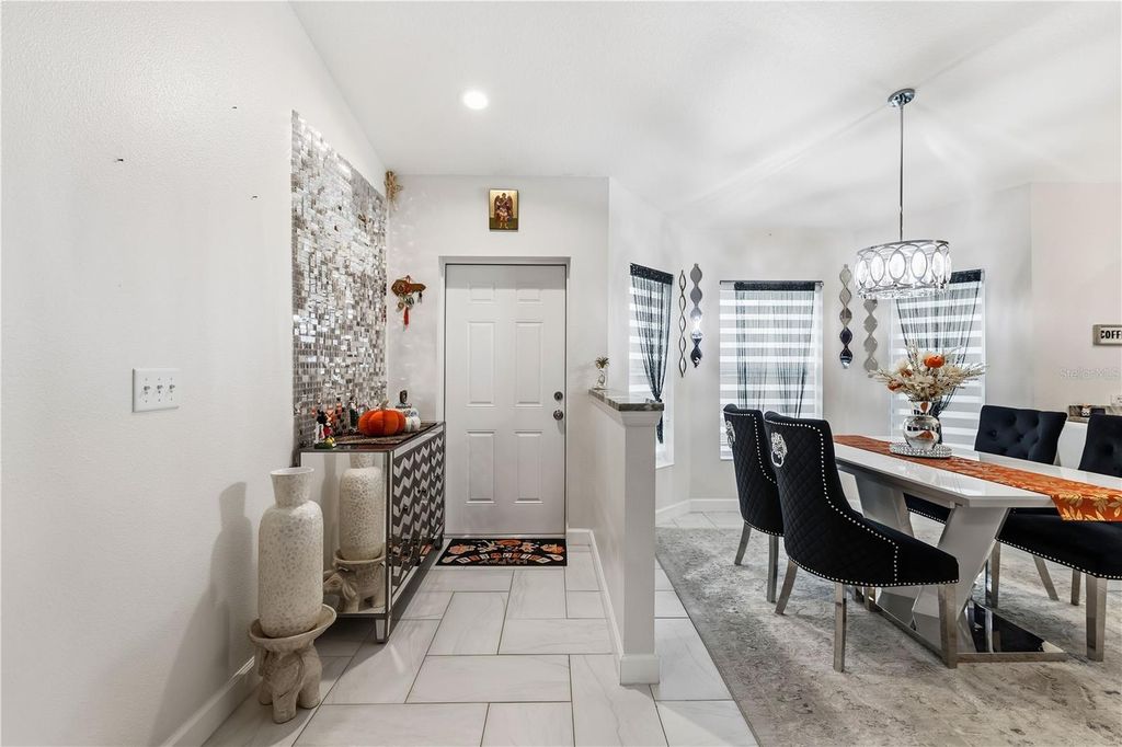 Image 3 of property listing at 5001 18TH STREET E, Bradenton, FL 34203