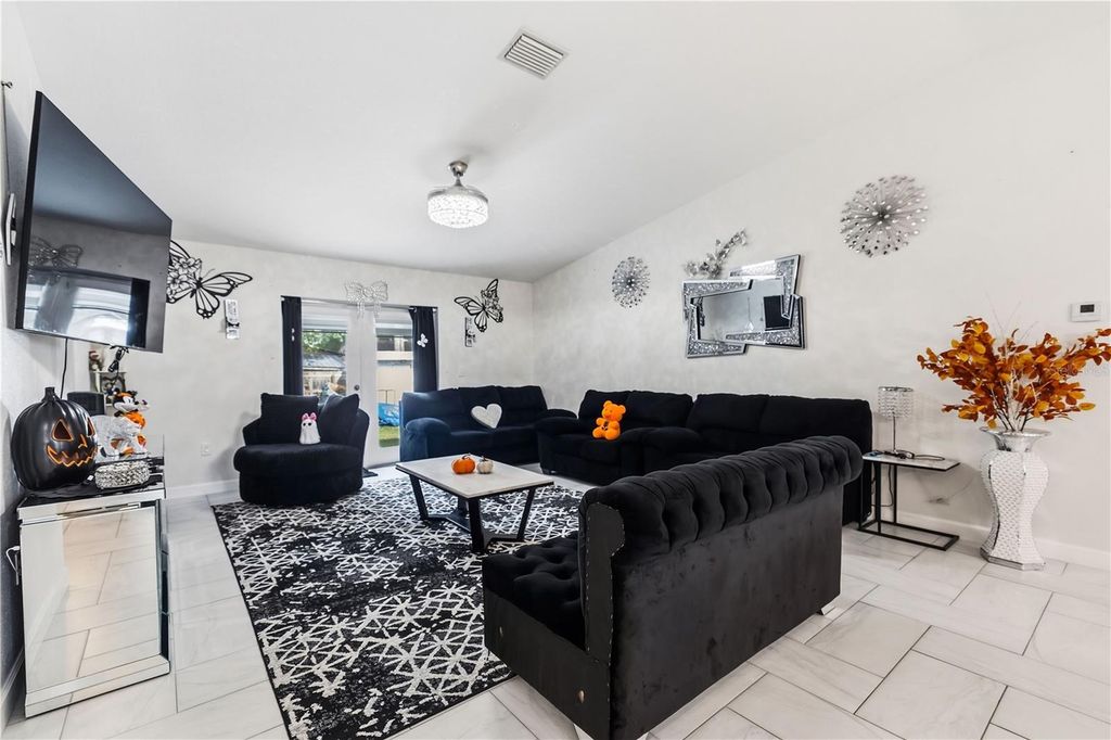Image 5 of property listing at 5001 18TH STREET E, Bradenton, FL 34203