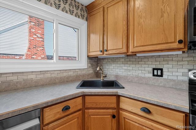 24800 Pamela Street, Flat Rock, MI 48134