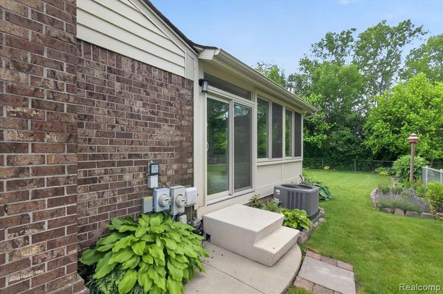 24800 Pamela Street, Flat Rock, MI 48134