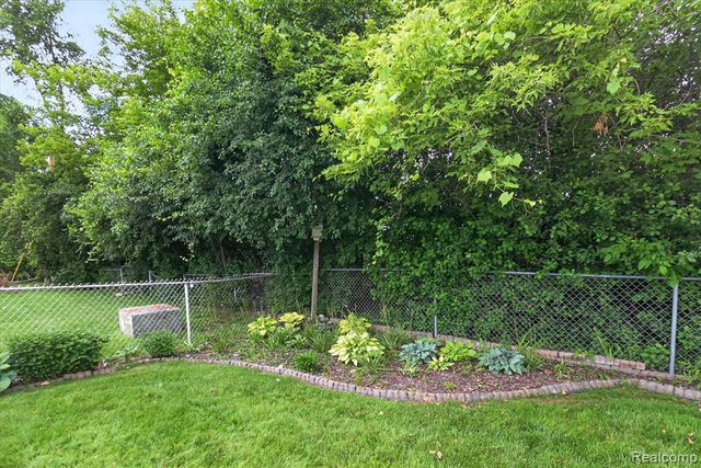 24800 Pamela Street, Flat Rock, MI 48134