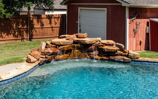 814 Haynie Drive, Runaway Bay, TX 76426
