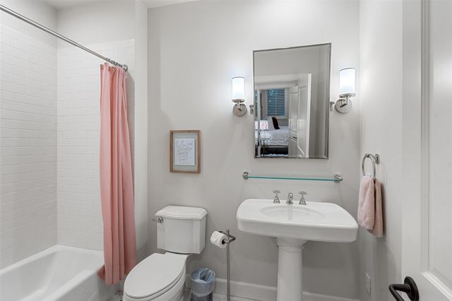 327 Meadowlakes DR, Meadowlakes, TX 78654