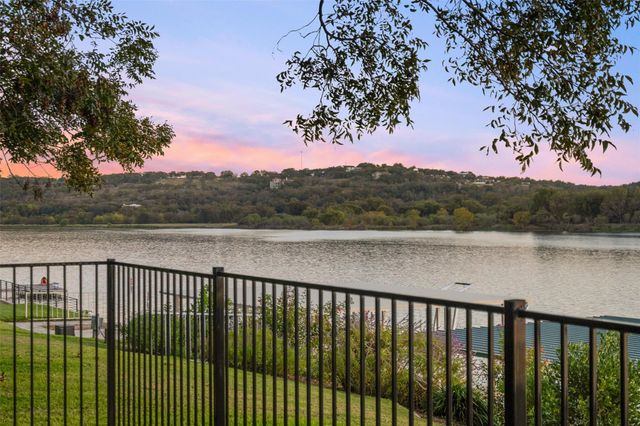 327 Meadowlakes DR, Meadowlakes, TX 78654