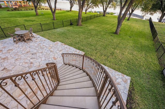 327 Meadowlakes DR, Meadowlakes, TX 78654