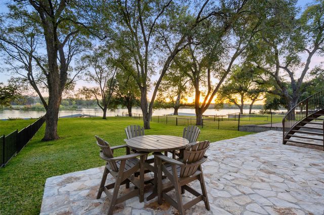 327 Meadowlakes DR, Meadowlakes, TX 78654