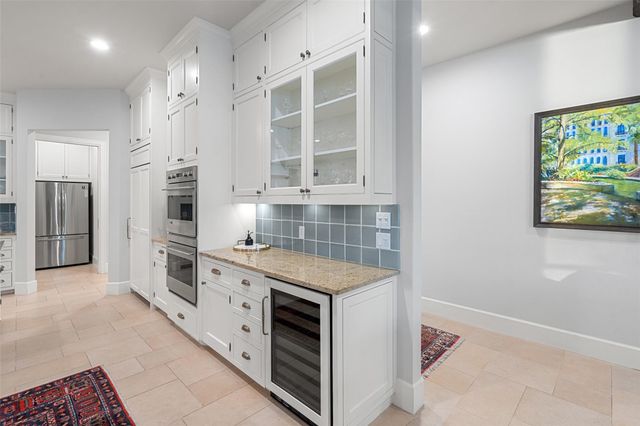 327 Meadowlakes DR, Meadowlakes, TX 78654