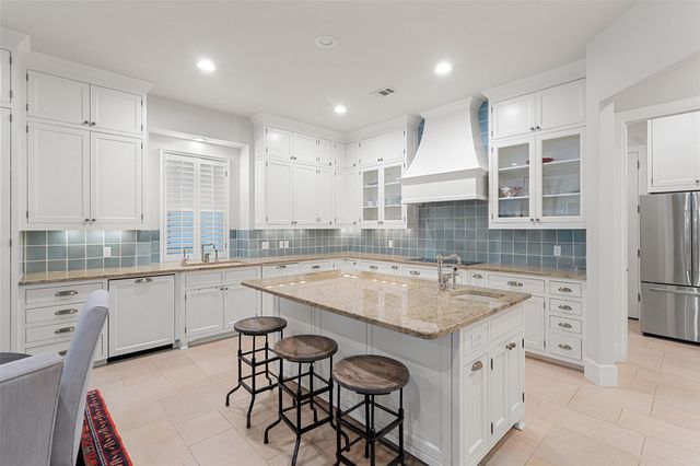 327 Meadowlakes DR, Meadowlakes, TX 78654