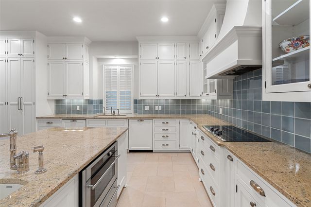 327 Meadowlakes DR, Meadowlakes, TX 78654