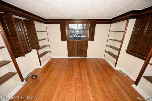 1060 Wimbleton Drive, Birmingham, MI 48009