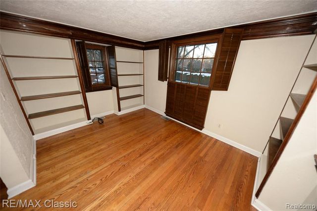 1060 Wimbleton Drive, Birmingham, MI 48009