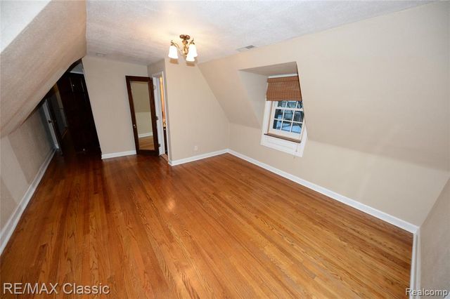 1060 Wimbleton Drive, Birmingham, MI 48009