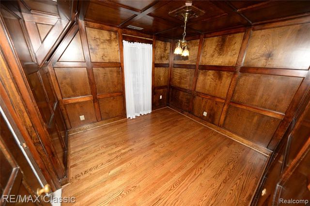 1060 Wimbleton Drive, Birmingham, MI 48009