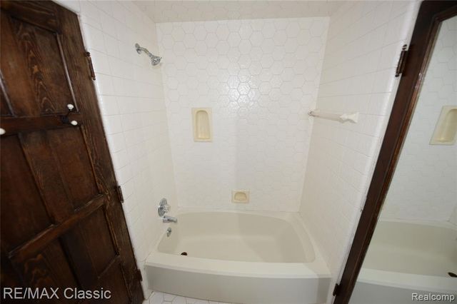 1060 Wimbleton Drive, Birmingham, MI 48009