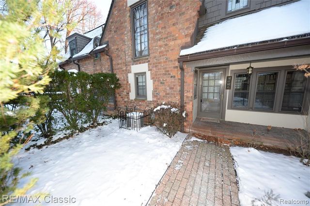 1060 Wimbleton Drive, Birmingham, MI 48009