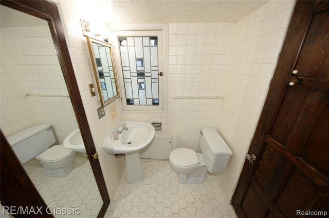 1060 Wimbleton Drive, Birmingham, MI 48009