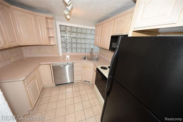 1060 Wimbleton Drive, Birmingham, MI 48009