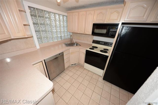 1060 Wimbleton Drive, Birmingham, MI 48009