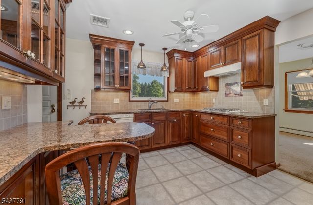 24 Hardscrabble Hill Rd, Raritan Twp., NJ 08822
