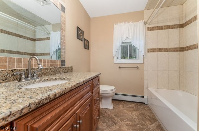 24 Hardscrabble Hill Rd, Raritan Twp., NJ 08822