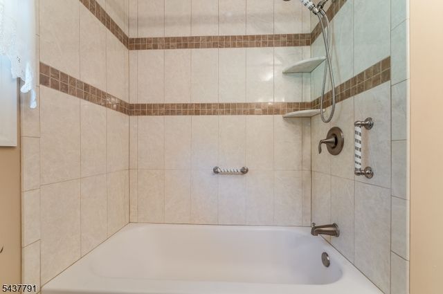 24 Hardscrabble Hill Rd, Raritan Twp., NJ 08822