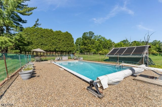 24 Hardscrabble Hill Rd, Raritan Twp., NJ 08822
