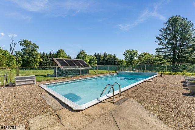 24 Hardscrabble Hill Rd, Raritan Twp., NJ 08822