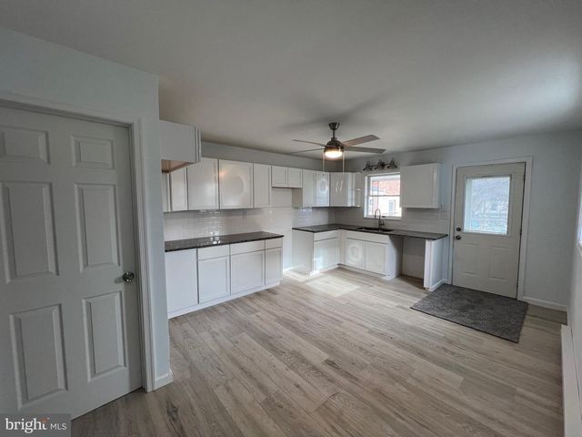 405 N FRONT ST, Minersville, PA 17954