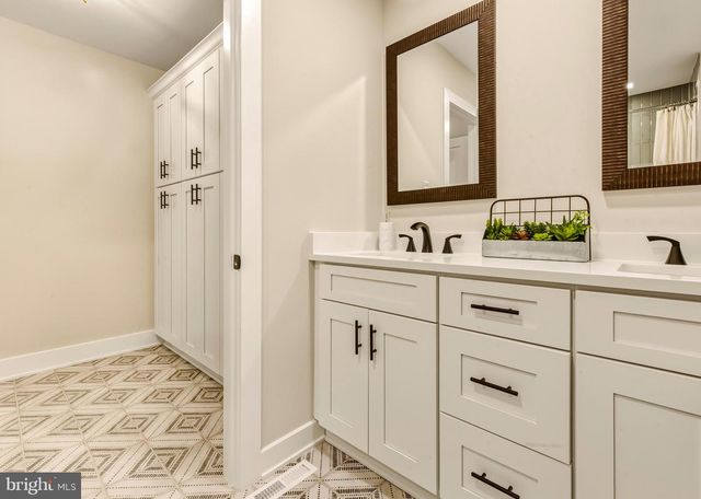 15 BRONWOOD DR, Voorhees, NJ 08043