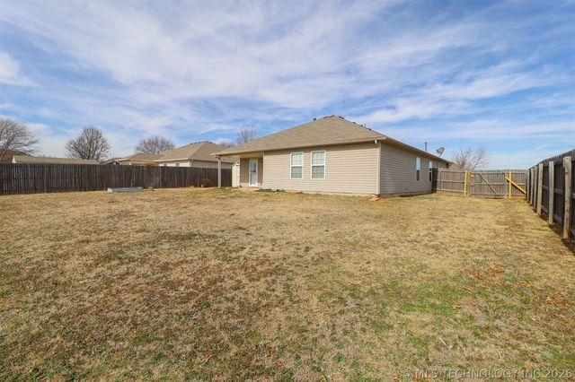 2705 W Decatur Street, Broken Arrow, OK 74011