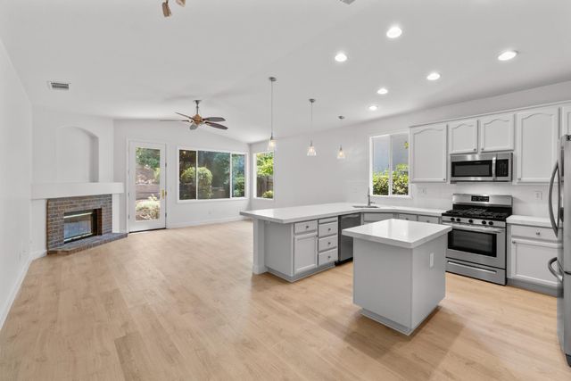 2921 Fox Hill Dr, Rocklin, CA 95765