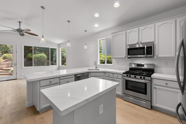 2921 Fox Hill Dr, Rocklin, CA 95765
