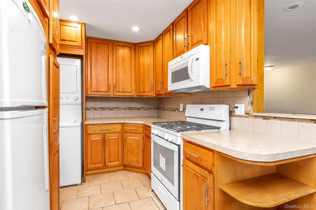 22455 Kingsbury Avenue B, Oakland Gardens, NY 11364