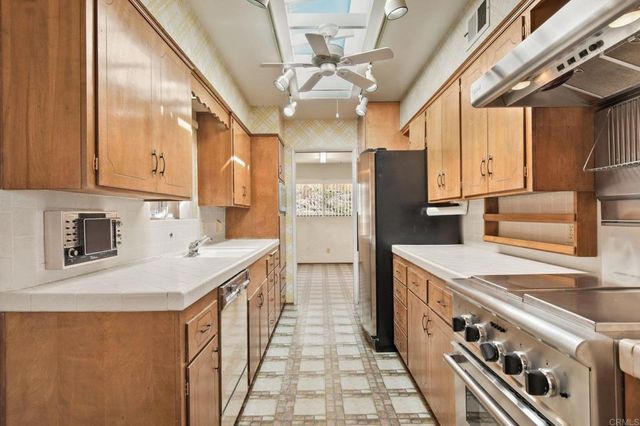 230 Mountain View Rd, El Cajon, CA 92021