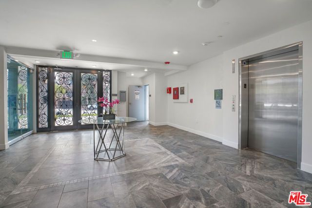 1832 S Barrington Avenue 401, Los Angeles, CA 90025