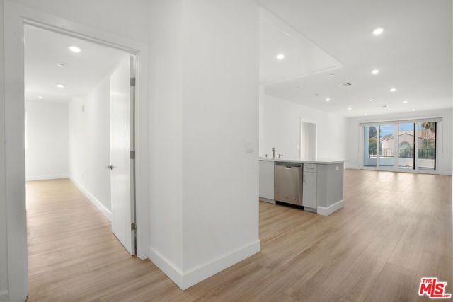 1832 S Barrington Avenue 401, Los Angeles, CA 90025