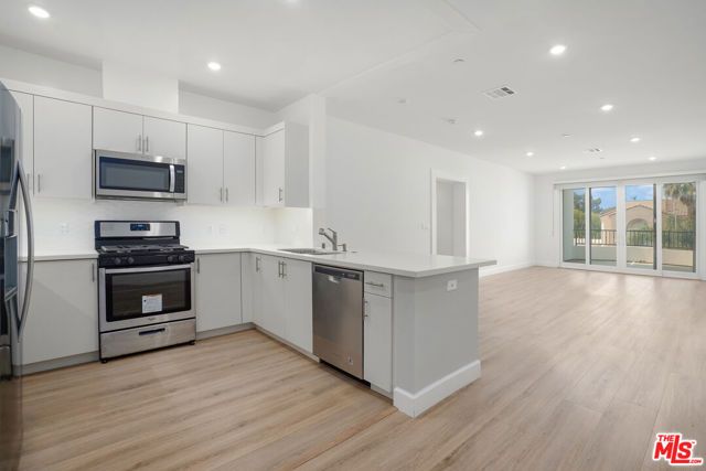 1832 S Barrington Avenue 401, Los Angeles, CA 90025