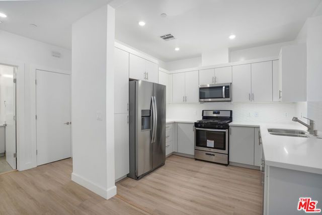 1832 S Barrington Avenue 401, Los Angeles, CA 90025