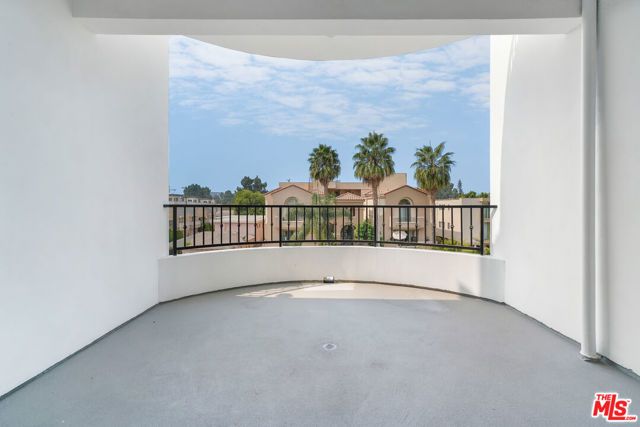 1832 S Barrington Avenue 401, Los Angeles, CA 90025