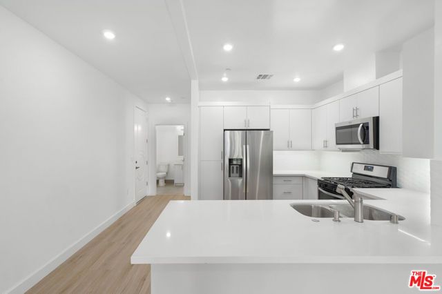 1832 S Barrington Avenue 401, Los Angeles, CA 90025