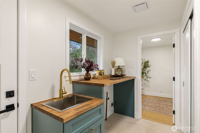 10009 45th Avenue NE, Seattle, WA 98125